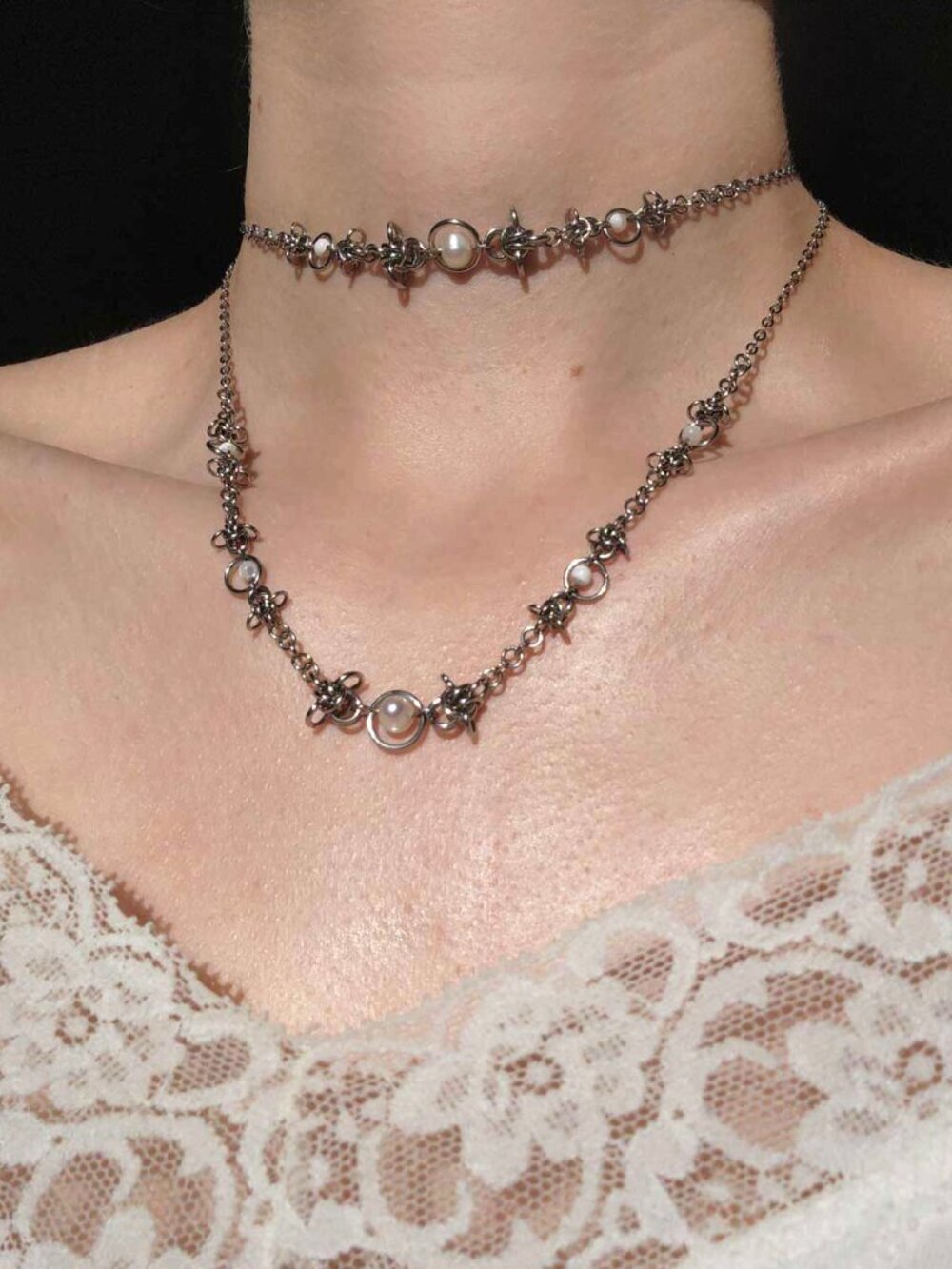 Vintage silver and white pearl choker necklace with a small silver chain - Picture 2 of 14
